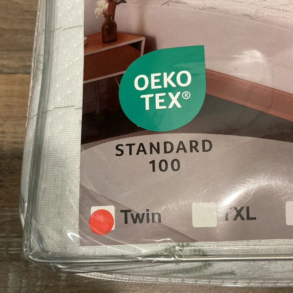 NWT Premium Bamboo Waterproof Mattress Protector Twin size
